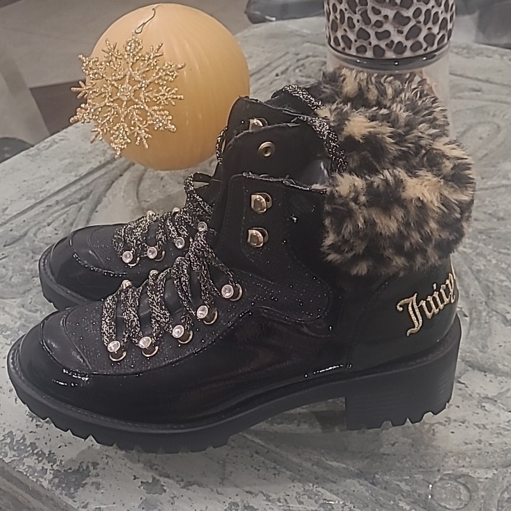 Juicy Couture Women's Indulgence Boots Faux Leather Lug Sole Embroidered 7.5M